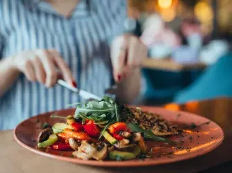 Restaurant traditionnel à Amboise : dégustez des plats authentiques et savoureux au pied du château royal !